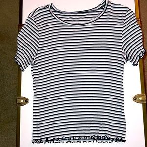 cropped t shirt from american eagle with lettuce trim on bottom and sleeves